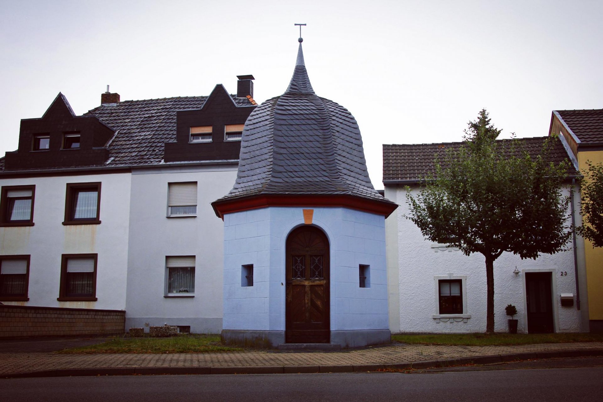 Auf dem Bild sieht man eine blaue Kapelle in Lendersdorf.
